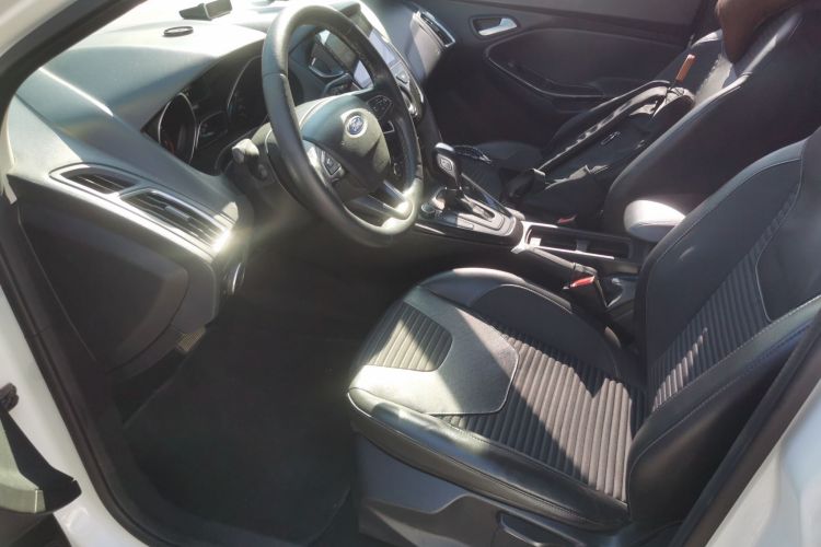 福特 福克斯 2017款 三厢 EcoBoost 180 自动精英型中控内饰19