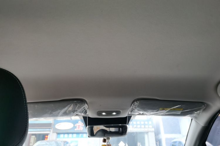 哪吒汽车 哪吒V 2022款 潮 400 Lite中控内饰22