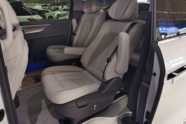 别克GL8 2025款 陆尊 智享版中控内饰7004