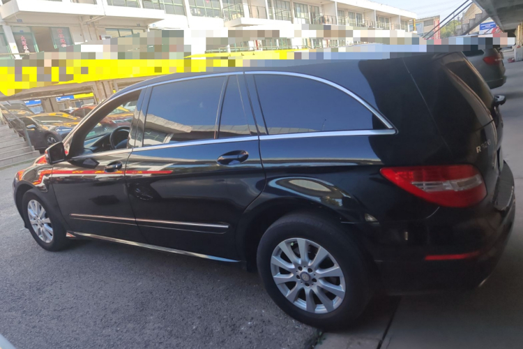 奔驰R级 2017款 R 320 4MATIC 商务型臻藏版车身外观4