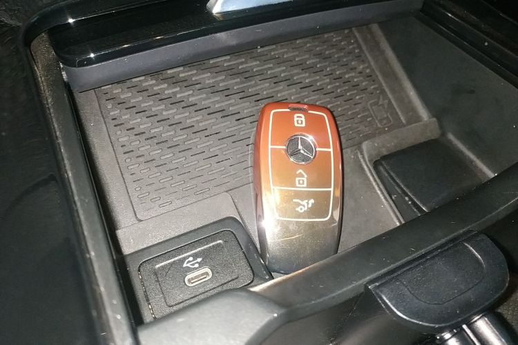 奔驰GLB 2024款 GLB 220 4MATIC中控内饰7001