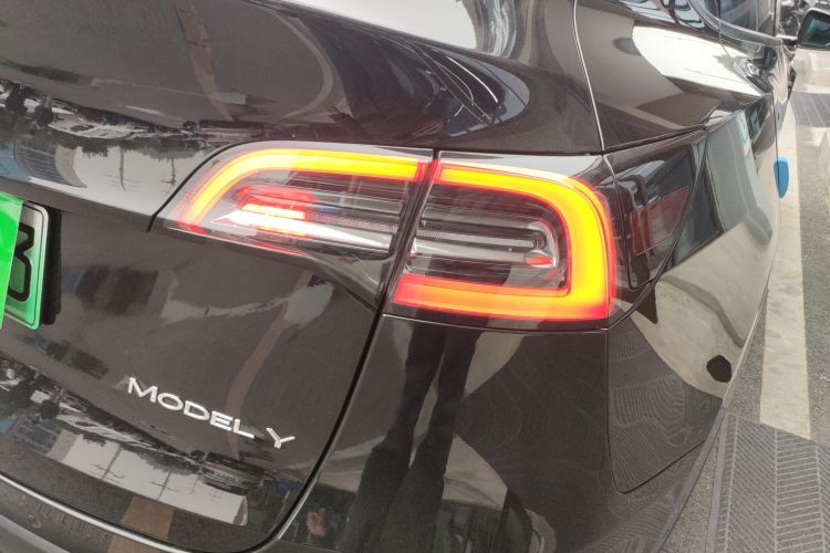 特斯拉 Model Y 2022款 长续航全轮驱动版车身外观9