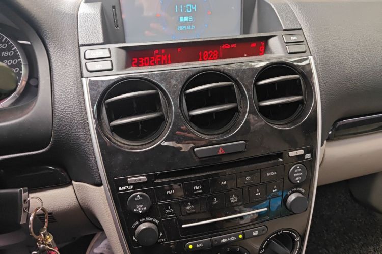 马自达6 2011款 2.0L 自动时尚型中控内饰16
