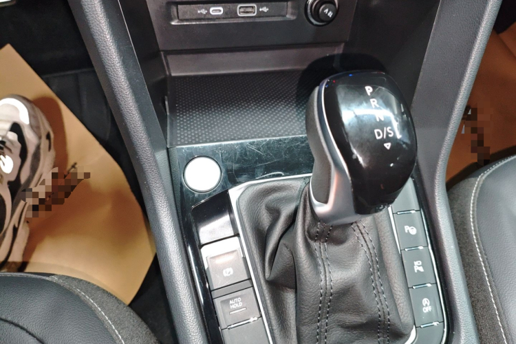 大众 途观L 2024款 出众款 330TSI 自动两驱R-Line龙耀版中控内饰18