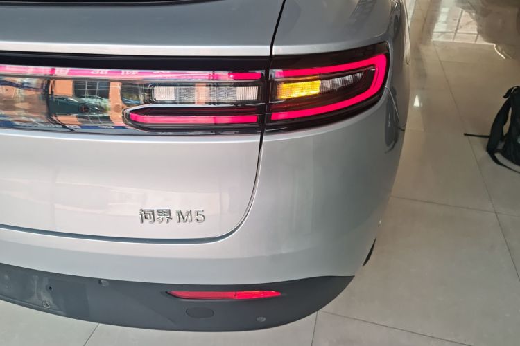 鸿蒙智行 问界M5 2022款 增程后驱标准版车身外观9