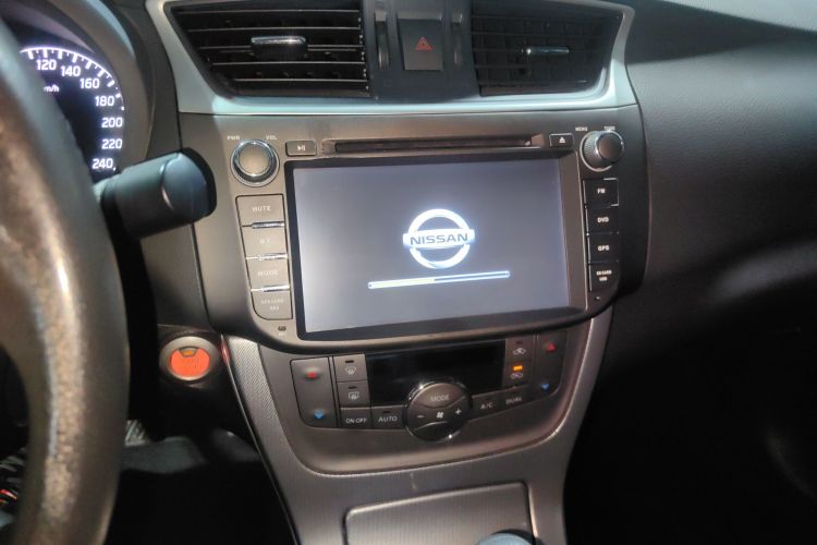 日产 轩逸 2014款 1.6XV CVT尊享版中控内饰16