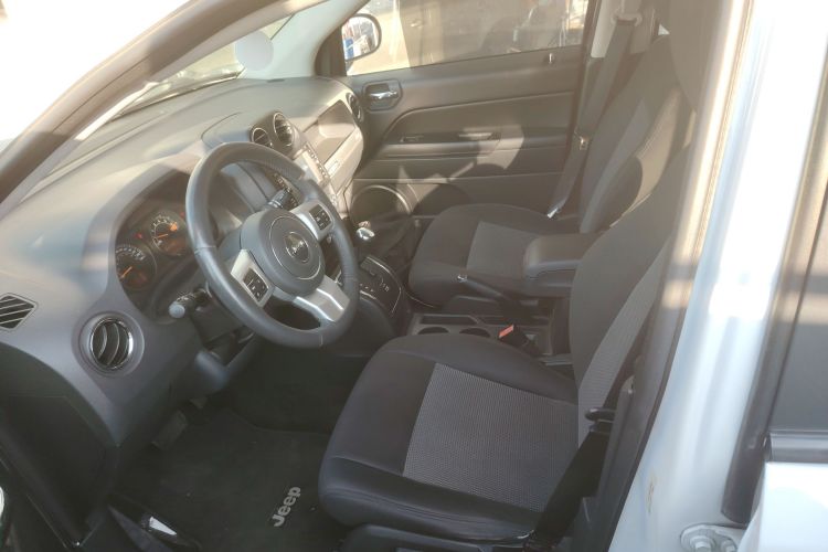 Jeep 指南者(进口) 2015款 2.0L 两驱运动版局部细节19