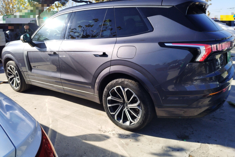 领克09 EM-P 2023款 2.0TD EM-P 远航版PM 七座车身外观4