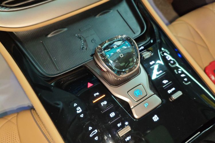 腾势D9 2022款 DM-i 970 四驱旗舰型中控内饰18