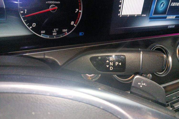 奔驰E级 2016款 E 300 L 运动豪华型中控内饰18