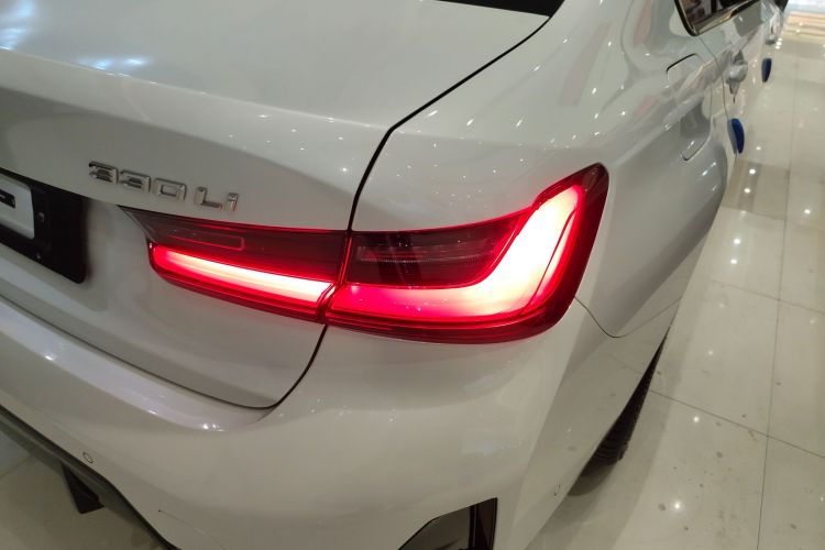 宝马3系 2025款 330Li M运动曜夜套装车身外观9