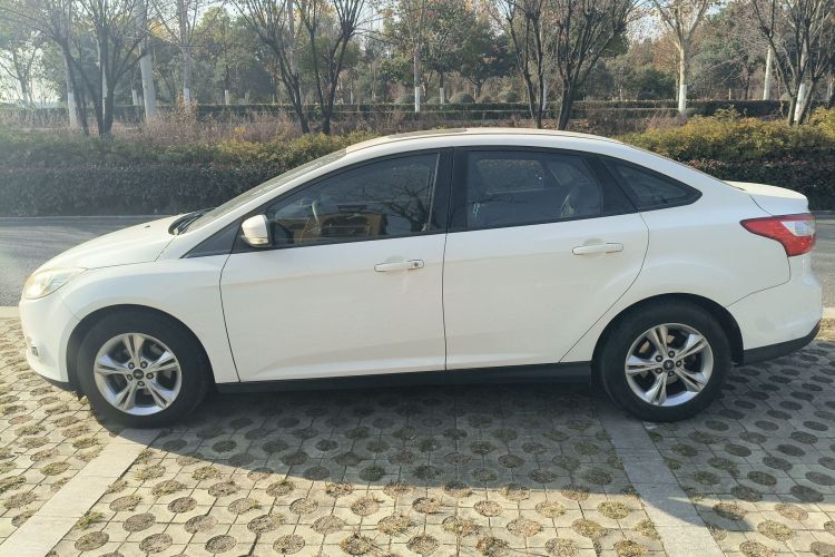 福特 福克斯 2012款 三厢 1.6L 手动风尚型车身外观4