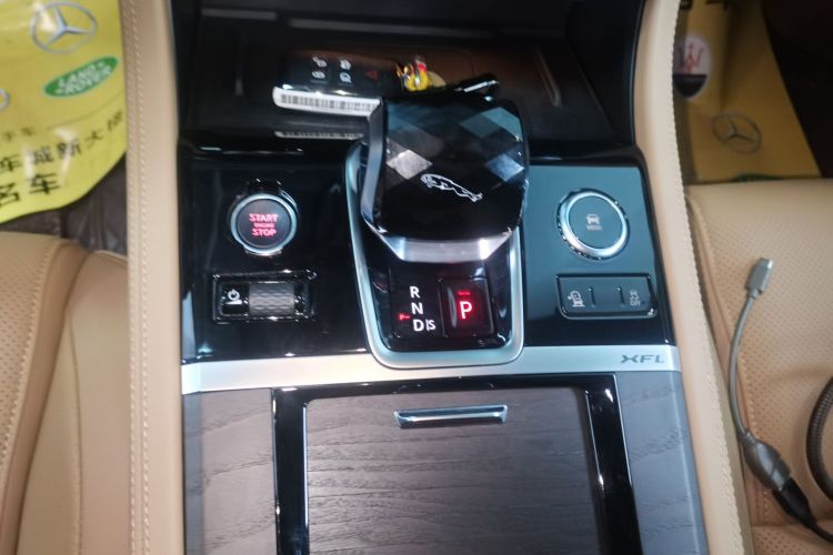 捷豹XFL 2022款 XFL 2.0T P250 两驱尊享豪华版中控内饰18