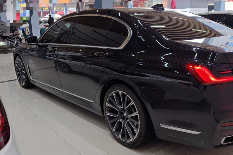 宝马7系 2019款 740Li 领先型 M运动套装车身外观4