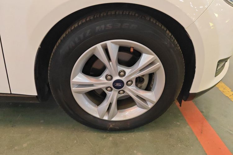 福特 福克斯 2015款 两厢 1.6L 自动舒适型车身外观10