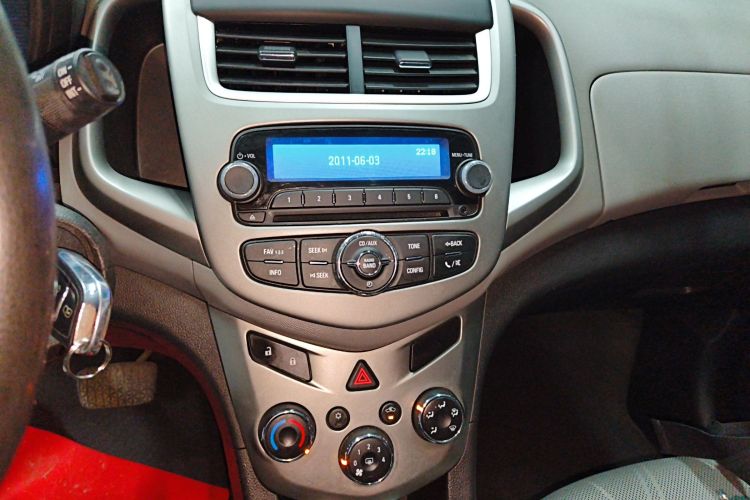 雪佛兰 爱唯欧 2014款 两厢 1.4SE AT 畅悠版中控内饰16