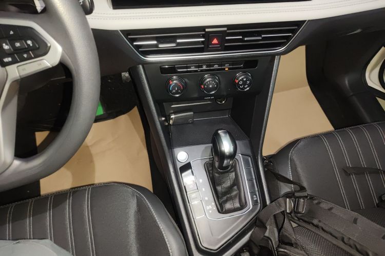 大众 途观L 2022款 330TSI 自动两驱舒享版中控内饰18