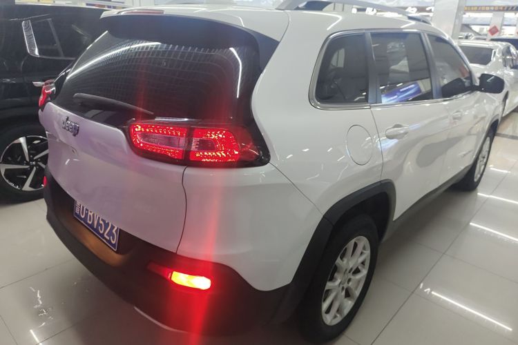 Jeep 自由光 2017款 2.0L 优越版车身外观7