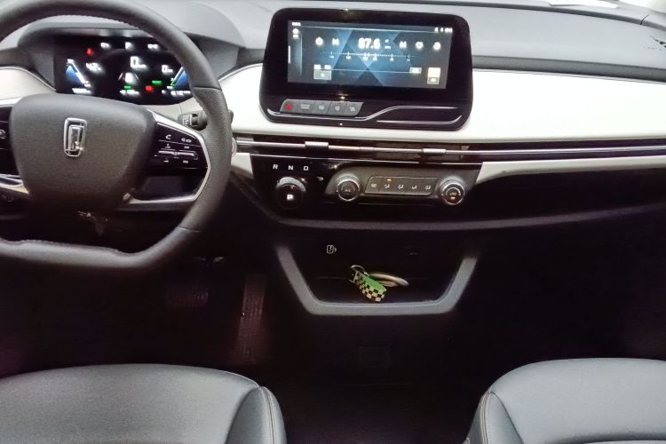 奔腾NAT 2023款 PRO 智享出行版 425km中控内饰7002