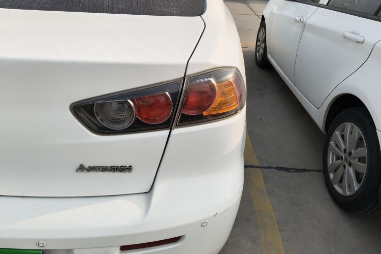 三菱 翼神 2013款 时尚版 1.8L CVT舒适型车身外观9