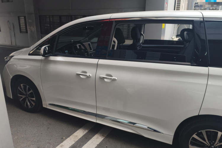 广汽传祺 传祺M8 2024款 领秀系列 390T 尊享版车身外观4