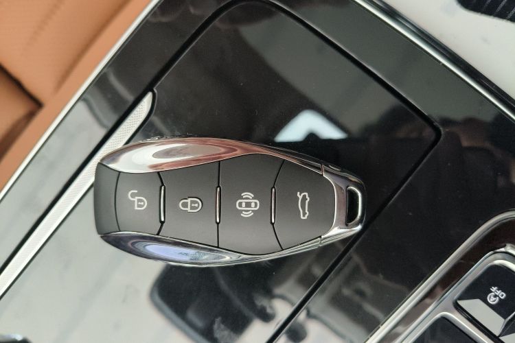 红旗H9 2024款 2.0T 旗畅 私享风尚版中控内饰7001