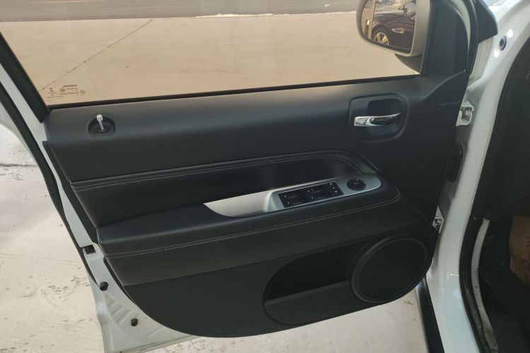 Jeep 指南者(进口) 2014款 改款 2.4L 四驱舒适版中控内饰47