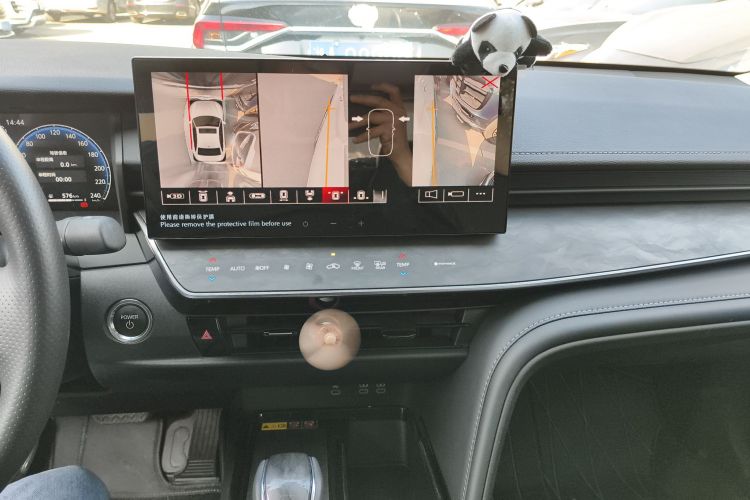 丰田 凯美瑞 2024款  双擎 2.0HG 尊贵版中控内饰16