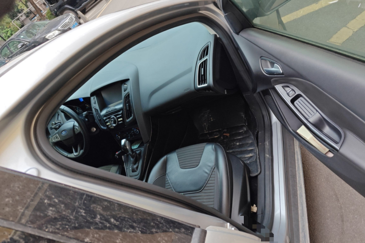 福特 福克斯 2015款 三厢 1.6L 自动风尚型局部细节9005