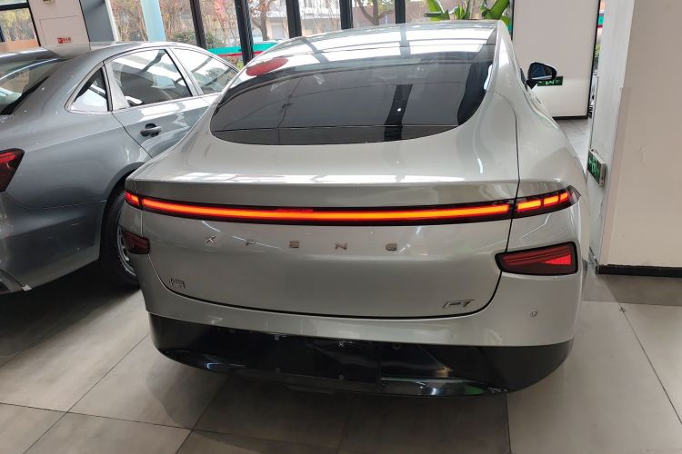 小鹏P7 2022款 670N+车身外观6