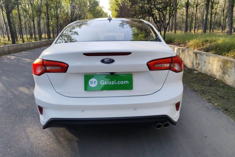 福特 福克斯 2020款 三厢 EcoBoost 180 自动锋潮型车身外观6