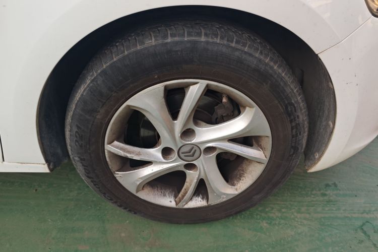 雪铁龙 爱丽舍 2014款 1.6L 手动时尚型车身外观10