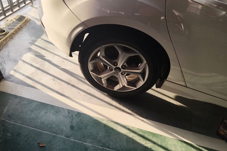 福特 福克斯 2012款 两厢 2.0L 自动豪华运动型车身外观6008