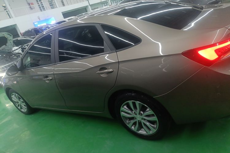 别克 英朗 2021款 1.3T 自动轻混动精英型车身外观4