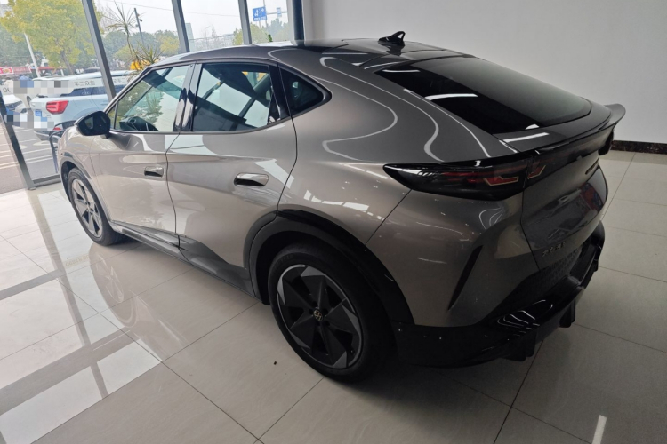 大众 ID.UNYX 与众 2025款 Pure车身外观4