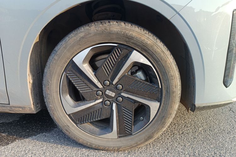 吉利银河 银河L6 2025款 EM-i 140km 探索+版车身外观10