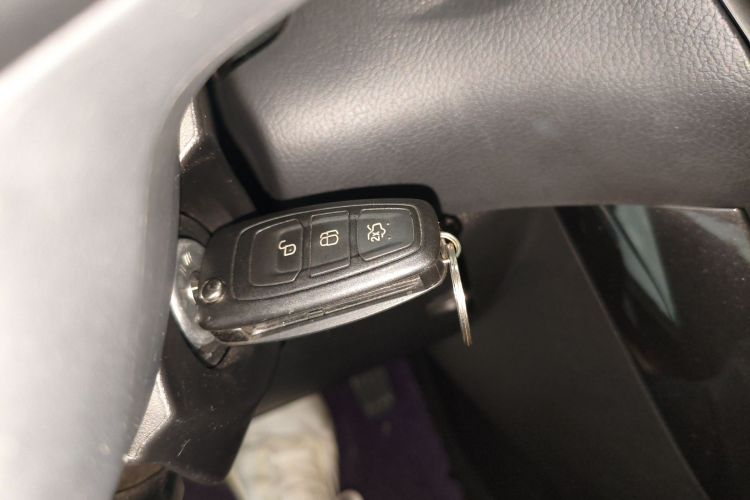 福特 福克斯 2018款 三厢经典 1.6L 自动风尚型智行版中控内饰11