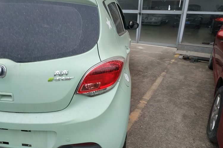 长安欧尚 奔奔E-Star 2021款 国民版 心悦版 磷酸铁锂（31.18kWh）车身外观9