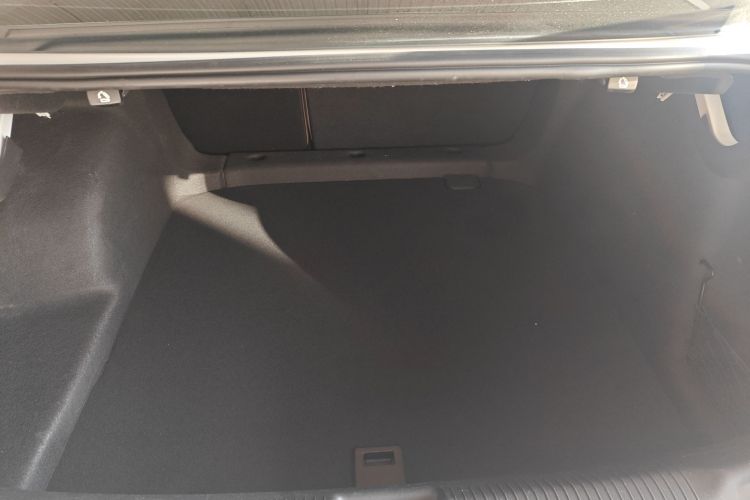 别克 君威 2019款 改款 20T 豪华型 国VI机舱底盘23