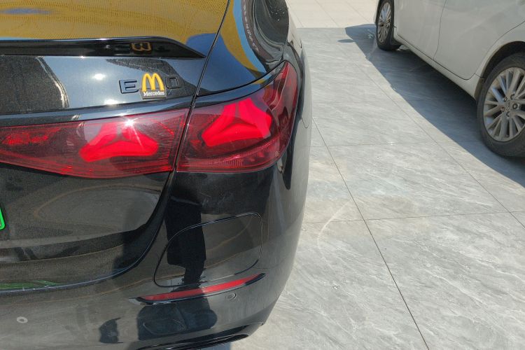 奔驰E级新能源 2024款 E 350 e L 插电式混合动力轿车车身外观9