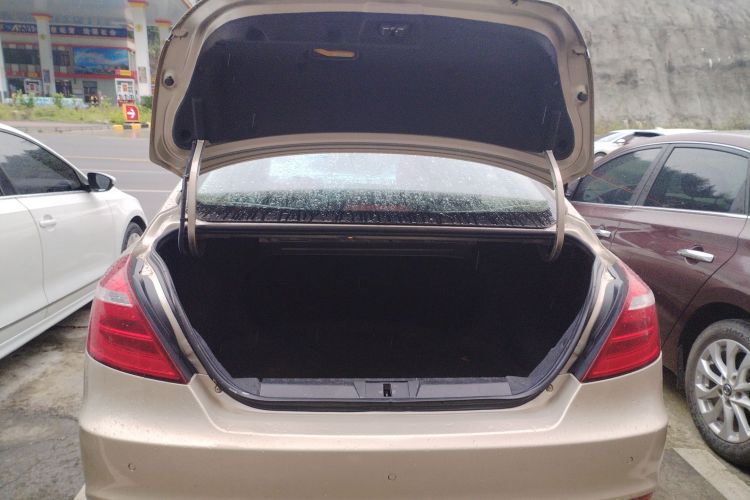 吉利汽车 帝豪 2017款 三厢百万款 1.5L CVT向上版机舱底盘23