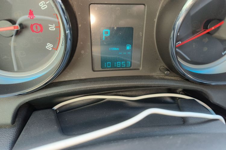 别克 英朗 2014款 XT 1.6L 自动时尚版中控内饰15