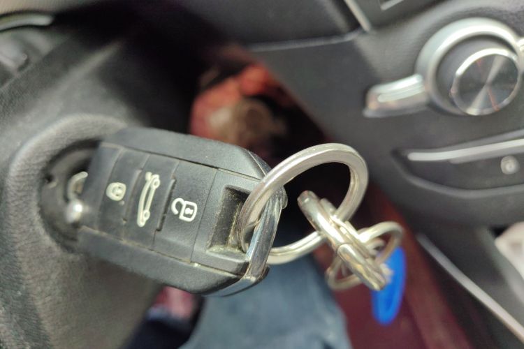 标致408 2015款 1.2T 自动豪华版中控内饰11