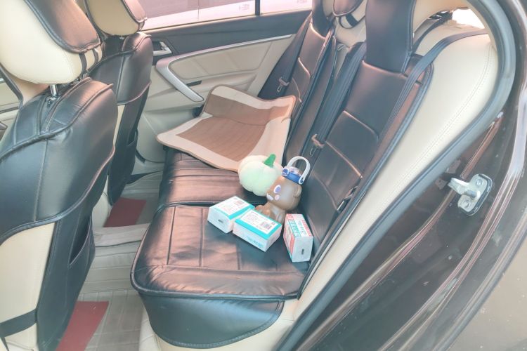 吉利汽车 帝豪 2017款 三厢百万款 1.5L 手动豪华型中控内饰21