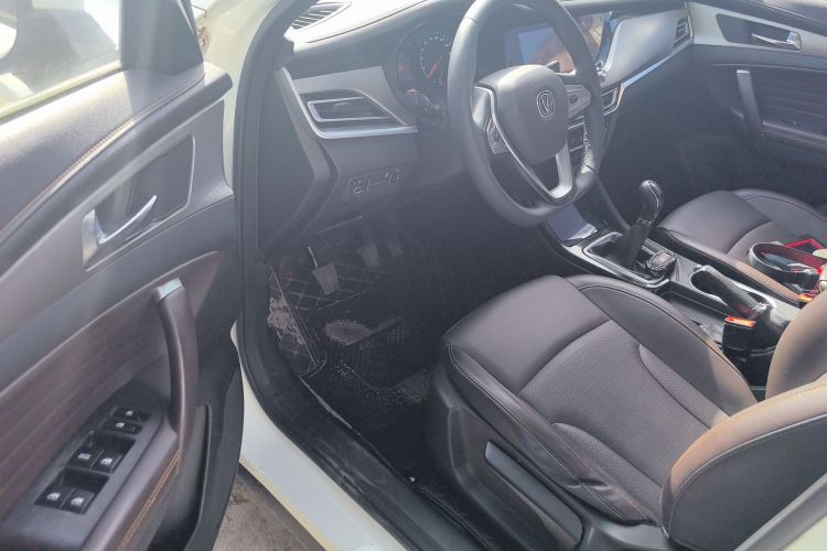 长安CS35PLUS 2019款 1.6L 手动畅联版中控内饰20
