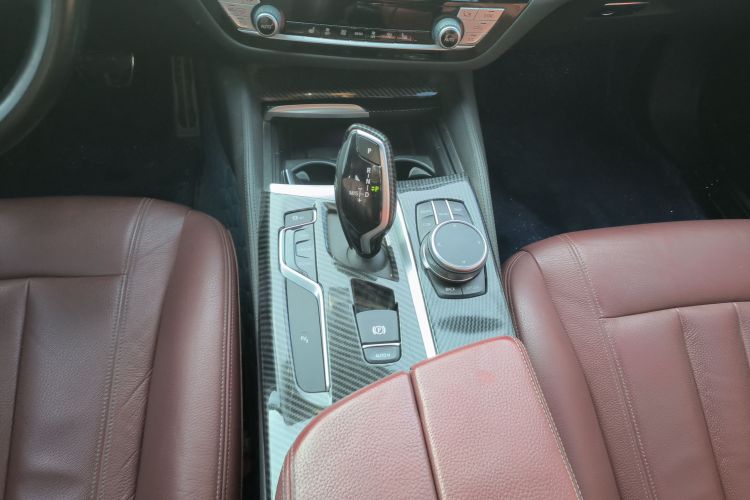 宝马5系 2019款 530Li 领先型 M运动套装中控内饰18