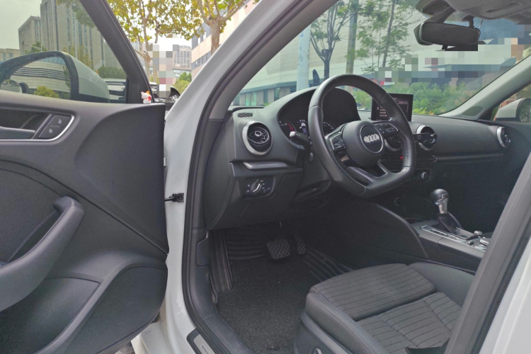 奥迪A3 2018款 30周年年型 Limousine 35 TFSI 运动型中控内饰20