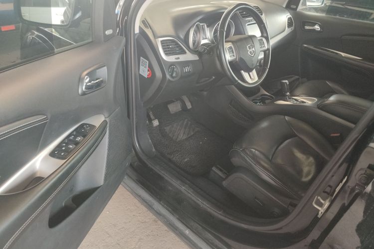 道奇 酷威 2013款 2.4L 两驱尊尚版中控内饰20