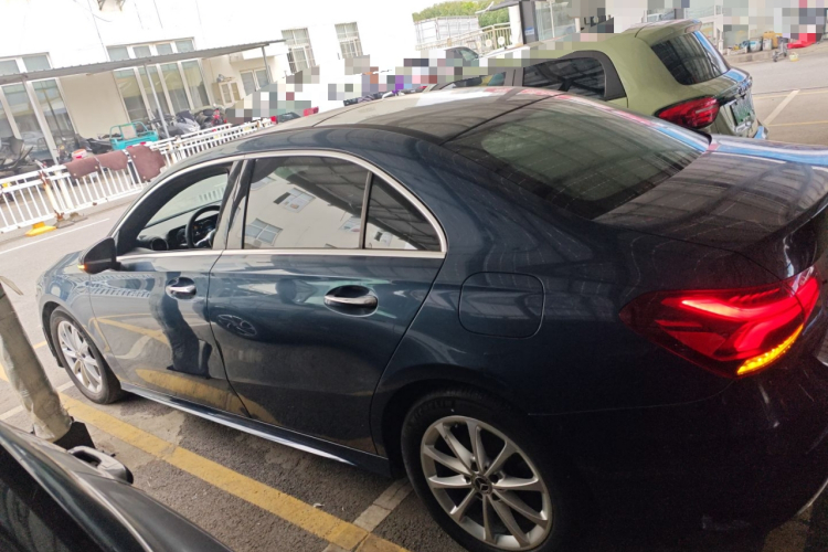 奔驰A级 2019款 A 200 L 运动轿车车身外观4