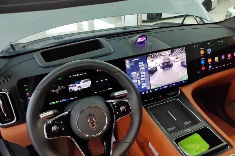 鸿蒙智行 问界M8 2025款 增程 Max+版 53.4kWh 5座版中控内饰18